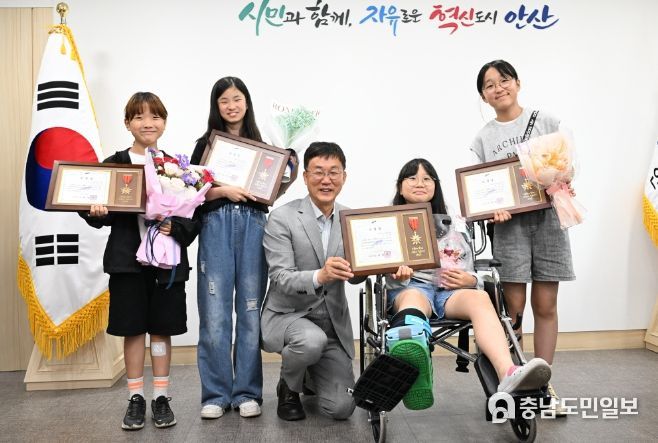 안산시, 넘어진 수레 힘 나눈 초교생… 잔잔한 감동에 모범 시민 표창
