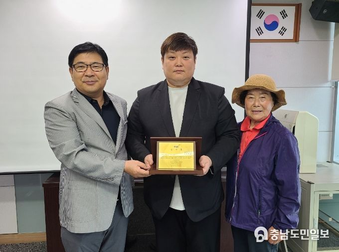 파주 문산읍, 재능기부 행복나눔가게 9호점‘꿉자’에 감사패 전달