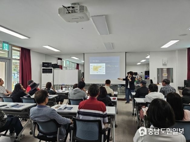 2024마을만들기협의회 워크숍 참석자들이 뉴딜사업의 상징인 유성구 안녕마을 김효임 이사장의 강의를 듣고 있다.