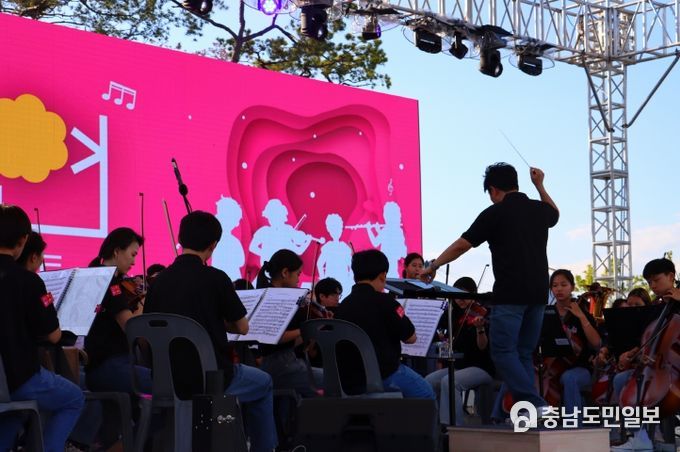 지역축제에 참여해 연주를 하고 있는 김포드림마루 오케스트라