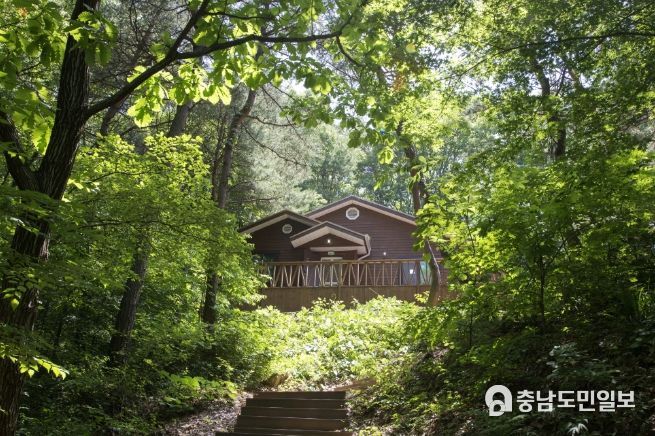 산뜻한 영인산의 숲속의 집