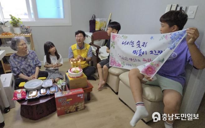 홀몸어르신 생신잔치 진행사진