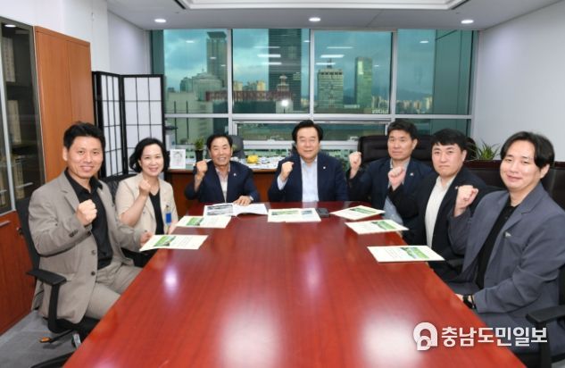 지난 7월 성낙인 창녕군수가 박상웅 국회의원에게 성장촉진지역에 대해 설명하고 있다.