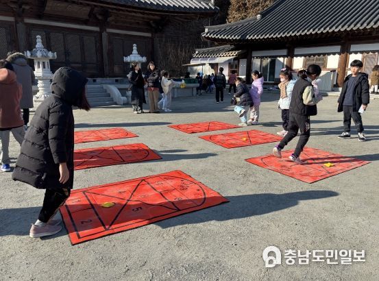 17일, 연서면 보림사에서 ‘동지팥죽 만들기’와 ‘민속놀이 활동’ 행사가 열리고 있다.