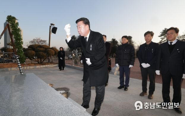 이범석 청주시장, 2025년 신년 충혼탑 참배