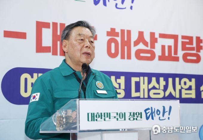 23일 군청 브리핑실에서 기자회견 중인 가세로 군수