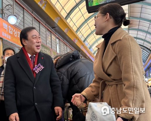 최민호 세종시장, 전통시장서 장보고 상인과 덕담나눠