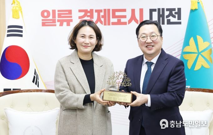 대전아동단체협의회, 이장우 대전시장에게 감사패 전달