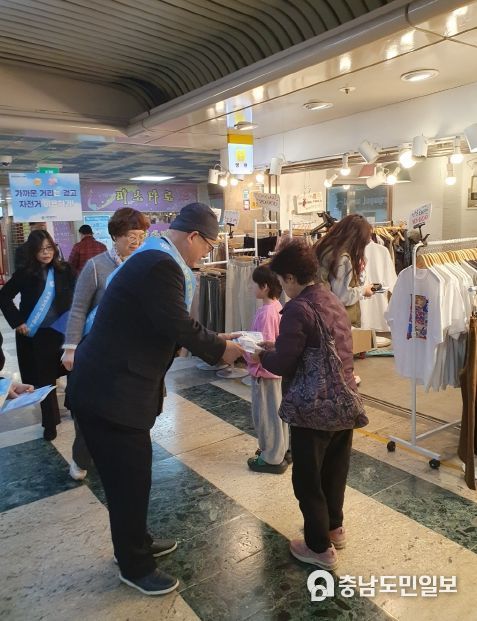 중앙로에서 저감 방안 안내 및 시민 참여 유도 홍보 캠페인