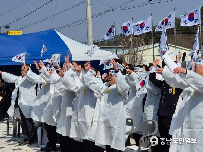 김석필 천안시 부시장이 20일 열린 입장기미독립만세운동 106주년 기념식에서 만세삼창을 하고 있다.