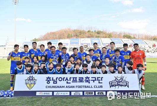 충남아산FC 명예구단주인 김태흠 충남도지사가 30일 아산 이순신종합운동장 주경기장에서 열린 ‘하나은행 2025 K리그2’ 성남FC와의 홈 개막전을 찾아 충남아산FC의 1부 리그 승격을 기원하며, 적극적인 지원 의지를 밝혔다.