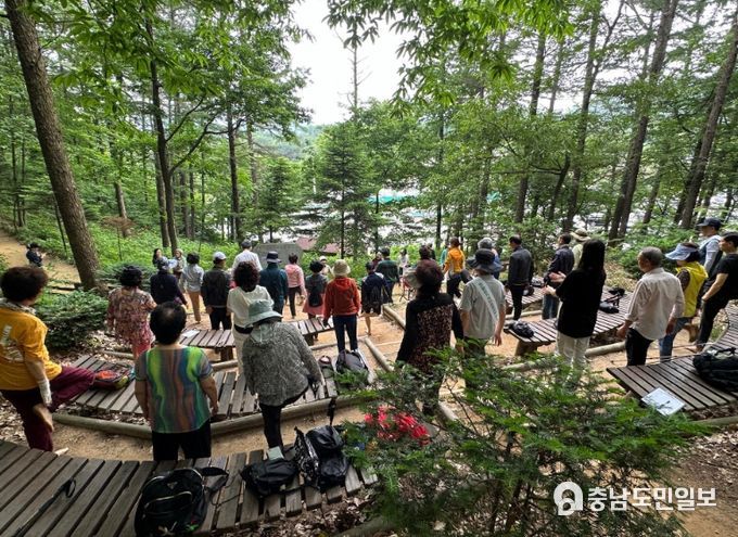“맨발 걷기로 치매 예방해요”