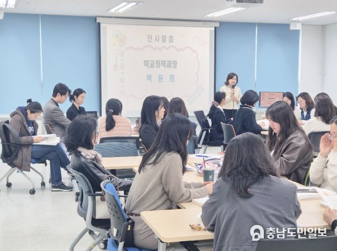 4월 10일에 스마트 허브 405호 회의실에서 ‘2025년 중등 두드림학교 운영 지원을 위한 연수’에서 백윤희 학교정책과장이 인사말씀을 하고 있다.